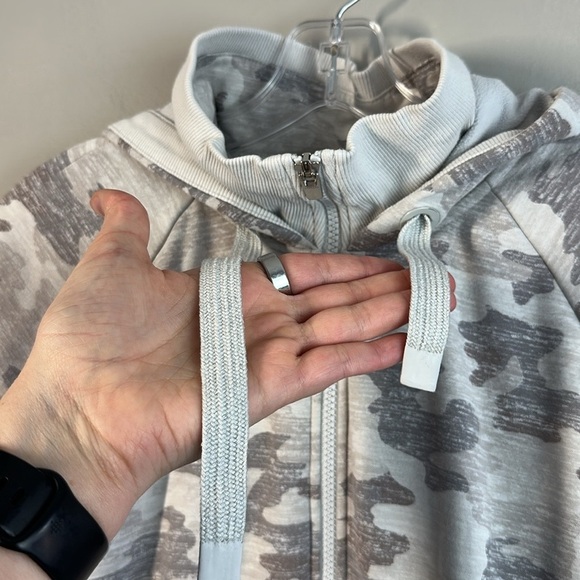Athleta Womens Triumph Printed Hoodie in Grey Gypsum Camo Size Large Thumb Holes - Picture 13 of 16